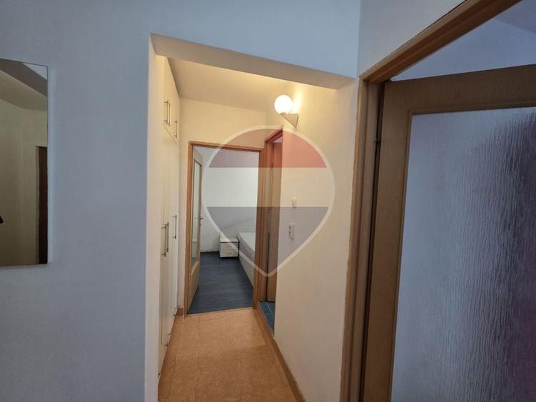 Apartament cu 4 camere decomandat, mobilat în Confecții