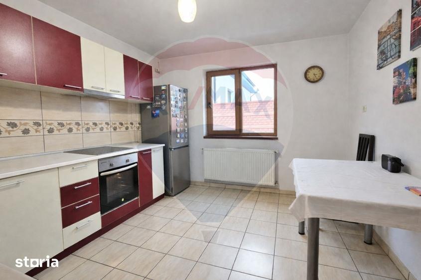 Casă cu 7 camere cu Teren 390 Mp în Lumina