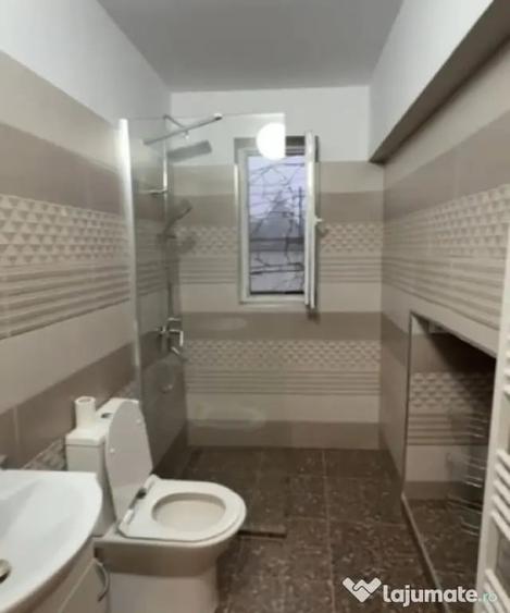 Casă cu 7 camere cu Teren 600 Mp în Central