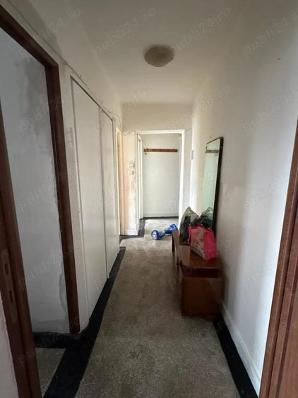 Apartament cu 3 camere semidecomandat în Central