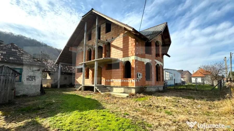 Casă cu 5 camere cu Teren 1900 Mp în Arcalia