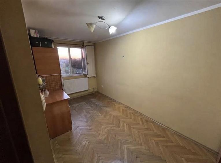 Apartament cu 3 camere nedecomandat, mobilat în Complex Studențesc