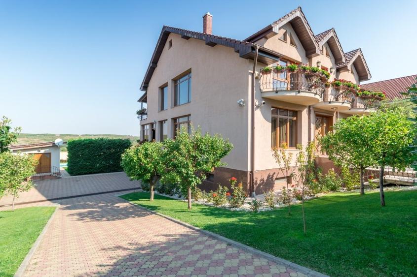 Casă individuală cu 10 camere cu Canalizare în Dealuri Oradea