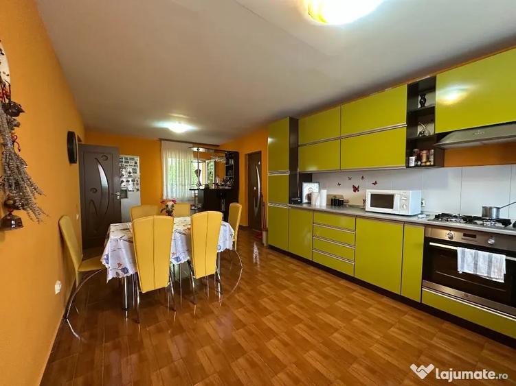 Casă cu 6 camere cu Teren 2250 Mp în Fulga