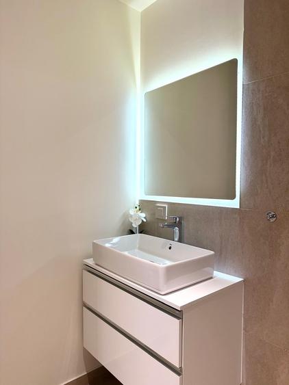Apartament cu 3 camere semidecomandat în P-ța Victoriei