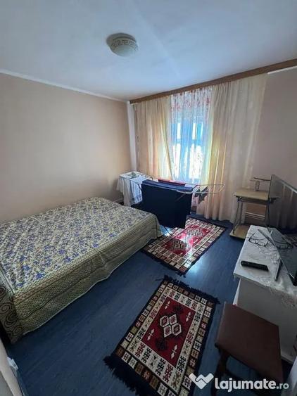 Apartament cu 3 camere decomandat în Poarta 6