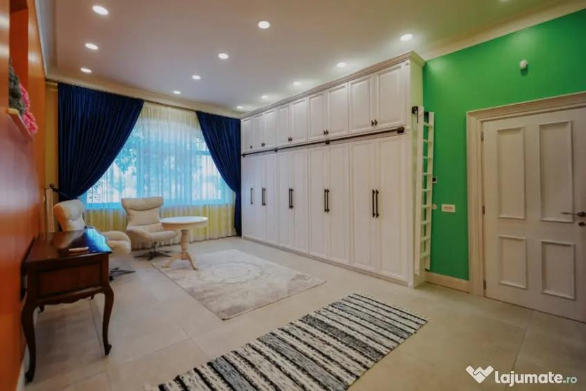 Casă cu 8 camere cu Teren 11880 Mp în Horodnic