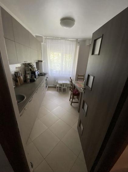 Apartament cu 4 camere semidecomandat în Runcu