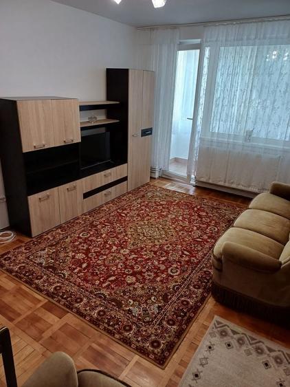 Apartament cu 3 camere semidecomandat în Punctele Cardinale