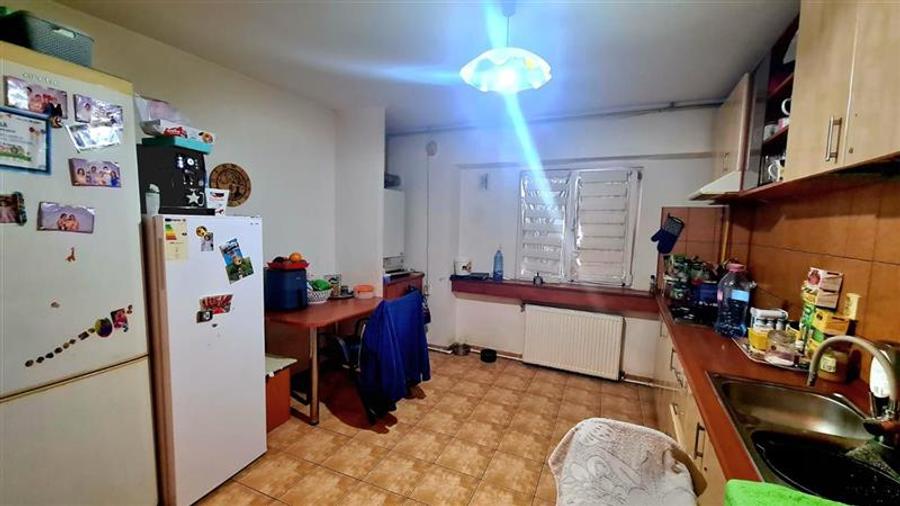 Apartament cu 5 camere decomandat, mobilat în Girocului