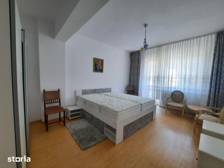Apartament cu 4 camere decomandat în Central