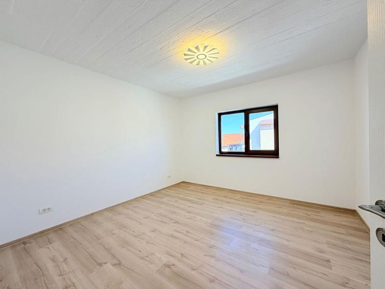 Duplex cu 5 camere cu Canalizare în Dumbrăvița