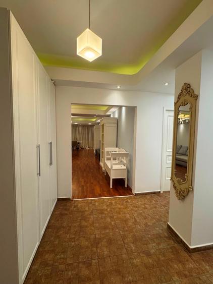 Apartament cu 3 camere semidecomandat în Aviatorilor
