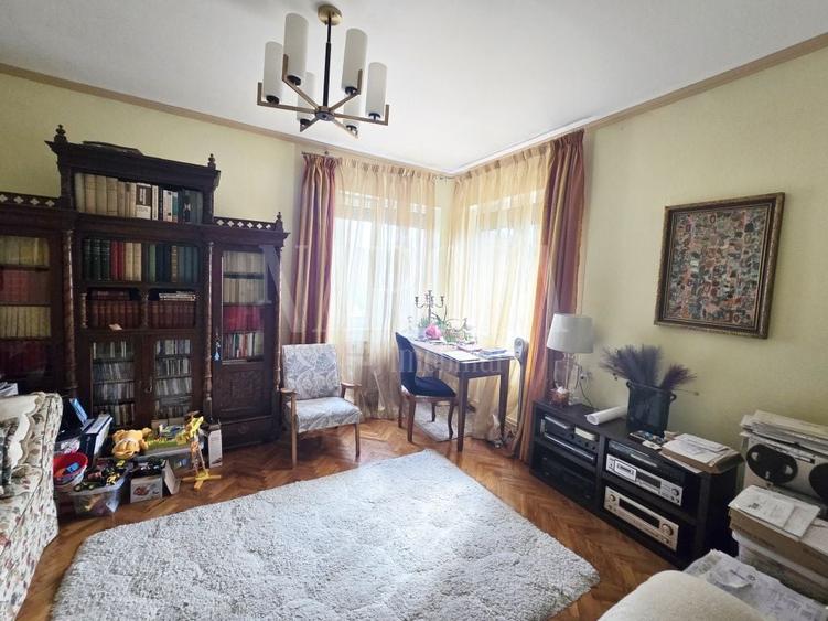 Casă individuală cu 9 camere cu Canalizare în Central