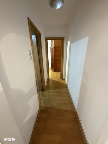 Apartament cu 3 camere semidecomandat în Craiovița Nouă