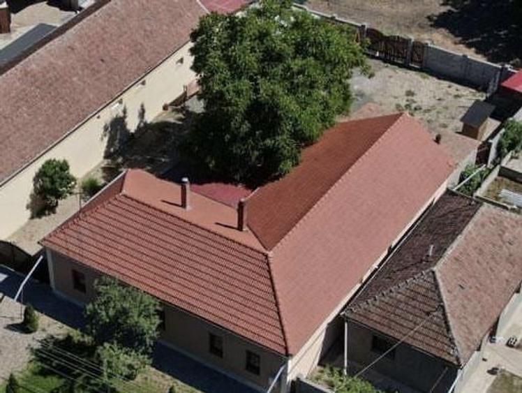Casă cu 4 camere în Sânleani