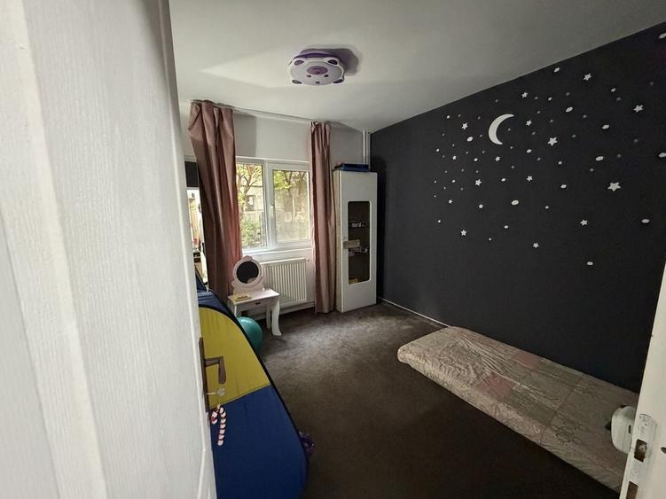 Apartament cu 4 camere decomandat în Micro 4