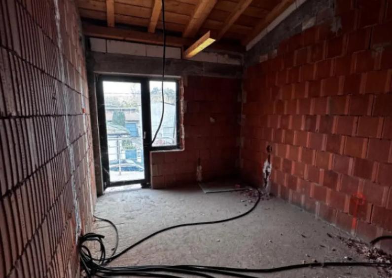 Casă cu 7 camere cu Teren 301 Mp în George Enescu