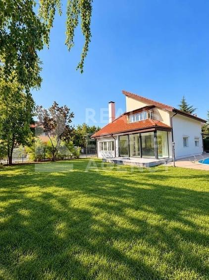 Casă individuală cu 4 camere cu Canalizare în Central