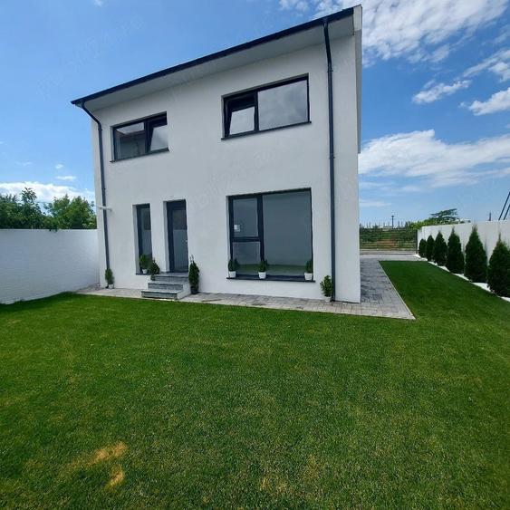 Casă cu Teren 301 Mp în Est