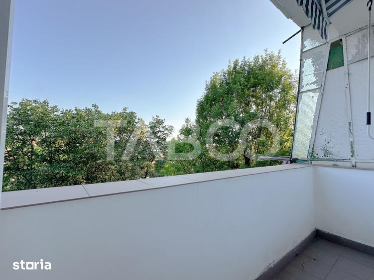 Apartament cu 4 camere semidecomandat în Micro 4