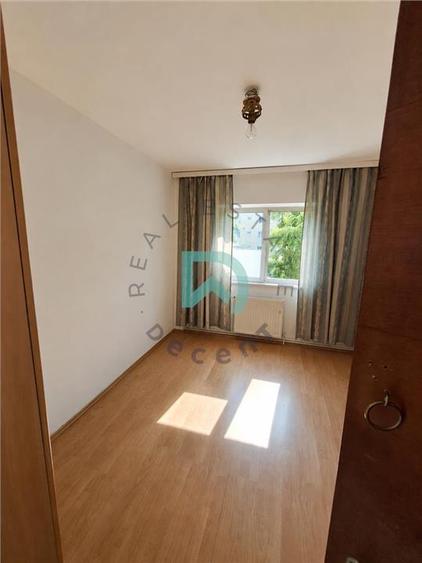 Apartament cu 3 camere decomandat în Calea București