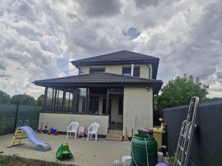 Casă cu 4 camere în Pisc