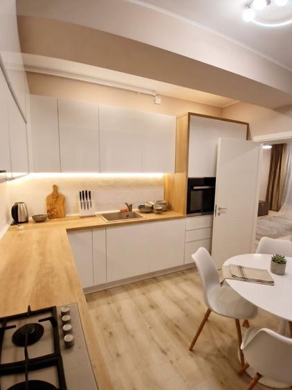 Apartament cu 3 camere decomandat, mobilat în Central