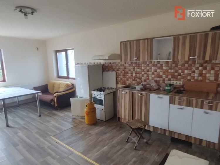 Casă individuală cu 9 camere cu Canalizare în Dumbrăvița