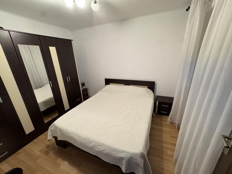 Apartament cu 3 camere semidecomandat în Sud
