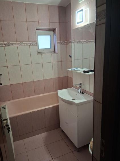 Apartament cu 4 camere semidecomandat în Micălaca
