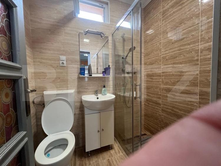 Casă individuală cu 10 camere cu Canalizare în Haieu