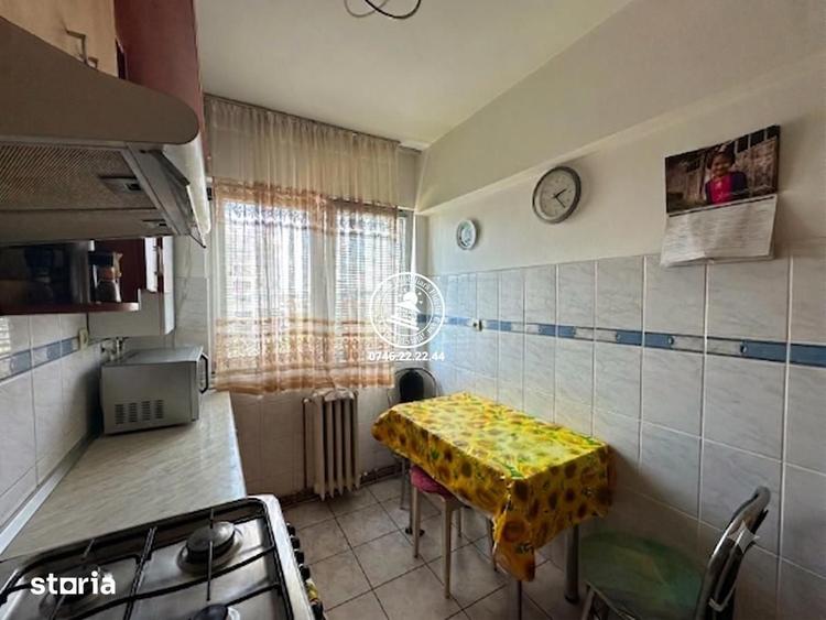 Apartament cu 3 camere semidecomandat în Podu Roș
