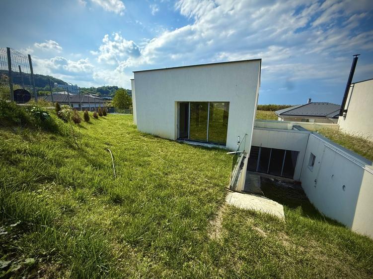 Casă individuală cu 5 camere cu Canalizare în Făget