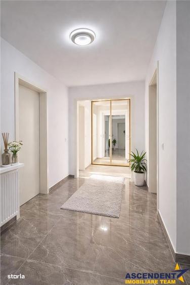 Apartament cu 3 camere decomandat în Tractorul
