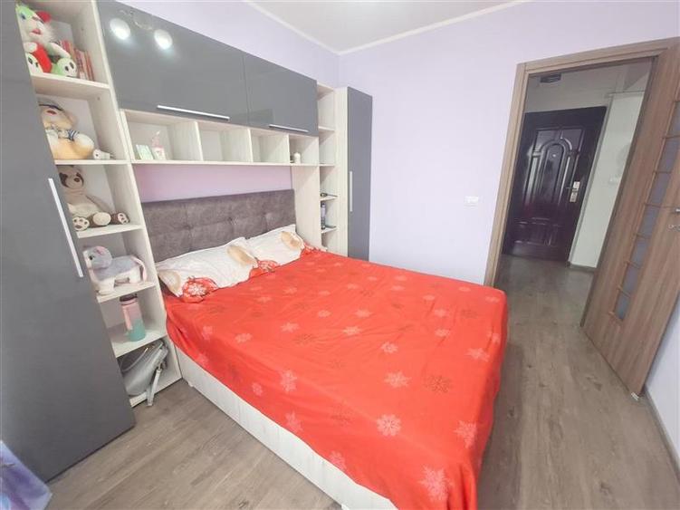 Apartament cu 3 camere semidecomandat, mobilat în Milcov