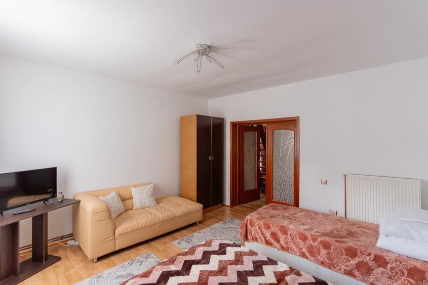 Casă individuală cu 5 camere cu Canalizare în Central