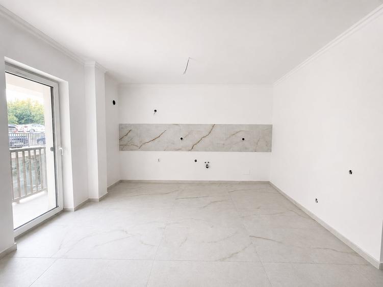 Apartament cu 4 camere semidecomandat în Florești