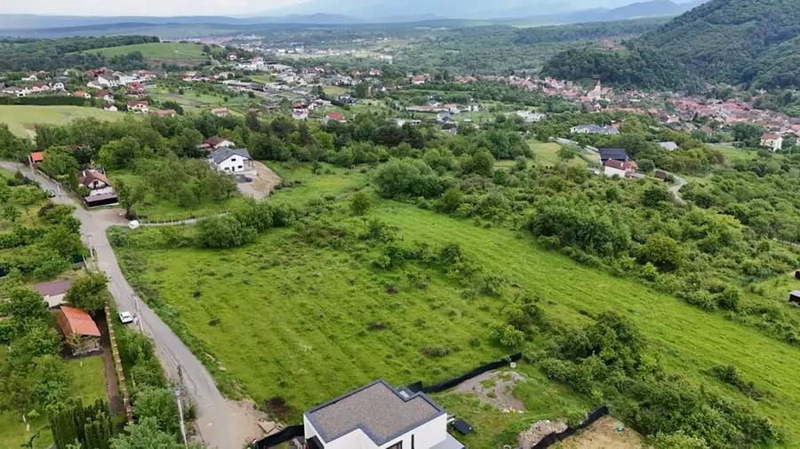 Teren de 1300 mp, în Cisnădioara