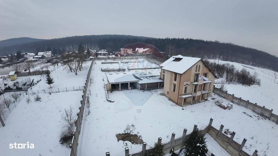 Casă cu 4 camere cu Teren 3700 Mp în Ivănești