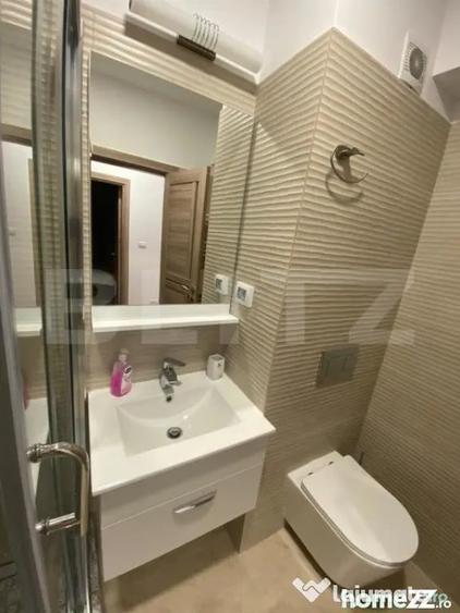 Apartament cu 3 camere semidecomandat în Calea București
