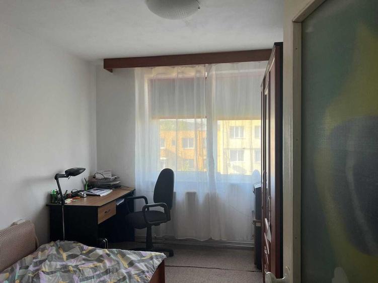 Apartament cu 4 camere semidecomandat în Central