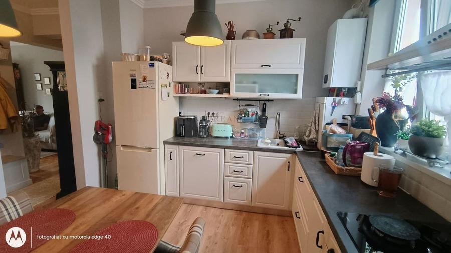 Apartament cu 3 camere semidecomandat, mobilat în Central