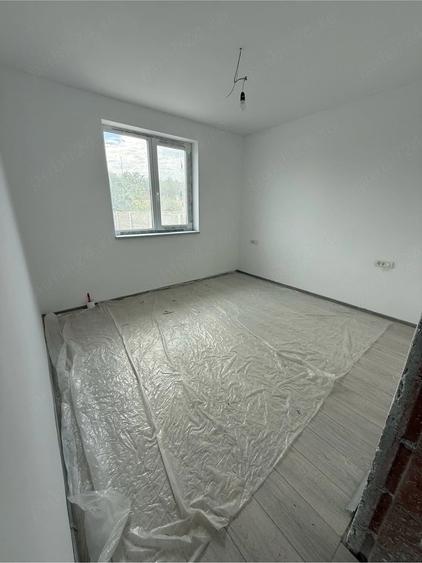 Casă cu 6 camere cu Teren 250 Mp în Albina
