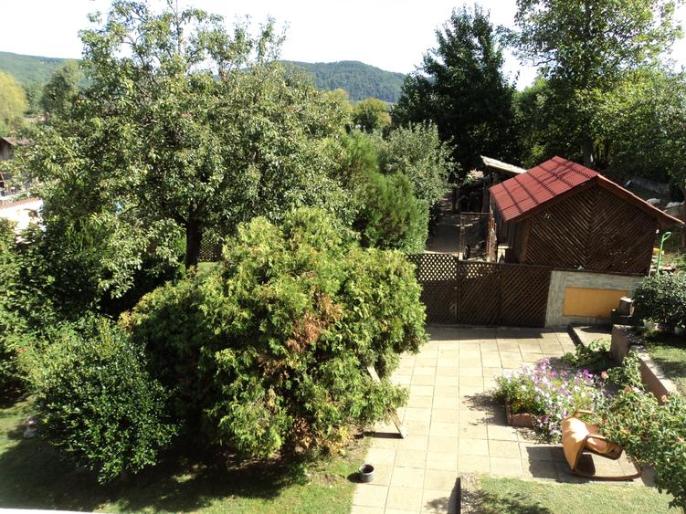 Casă cu 5 camere cu Garaj în Bujoreni