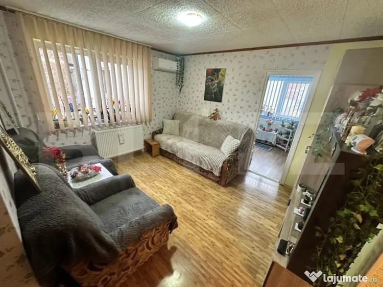 Apartament cu 3 camere semidecomandat în Gojdu
