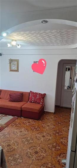 Apartament cu 3 camere semidecomandat în Hipodrom