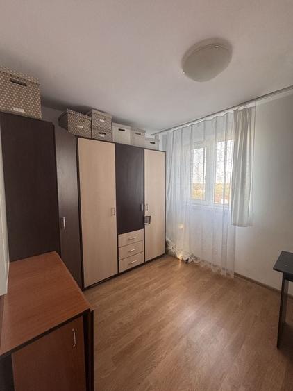 Apartament cu 3 camere semidecomandat în Tătărași