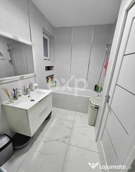 Apartament cu 3 camere semidecomandat în Florești