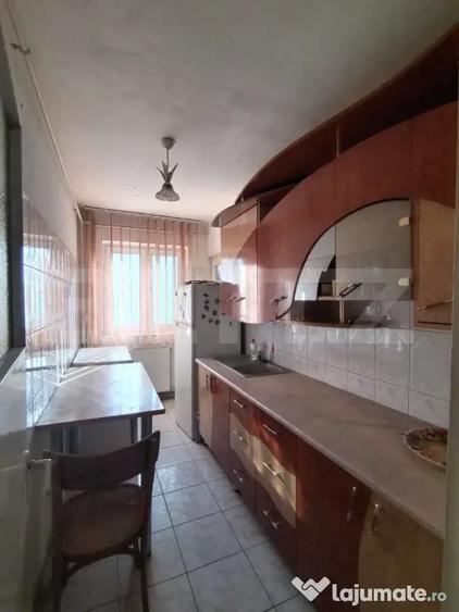 Apartament cu 3 camere decomandat, mobilat în Micro 4
